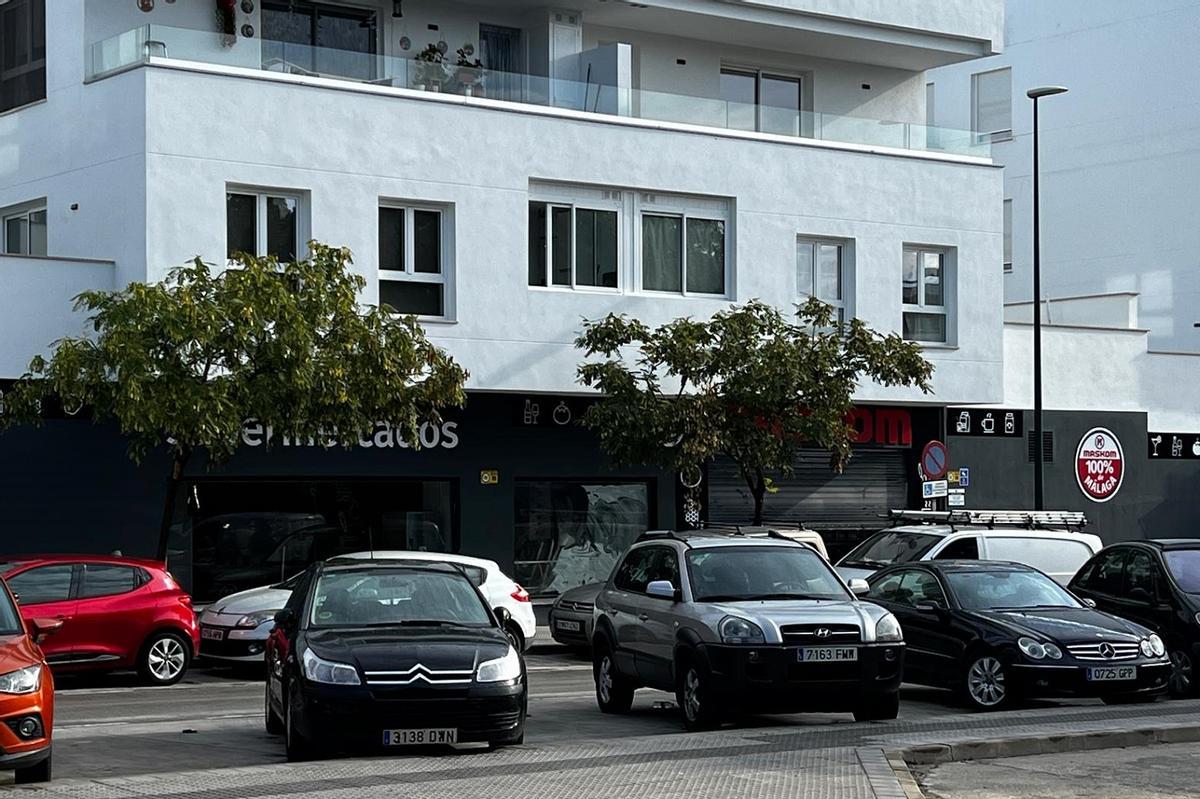 Una imagen del edificio en cuya planta baja se ubica el supermercado Maskon de Campanillas.