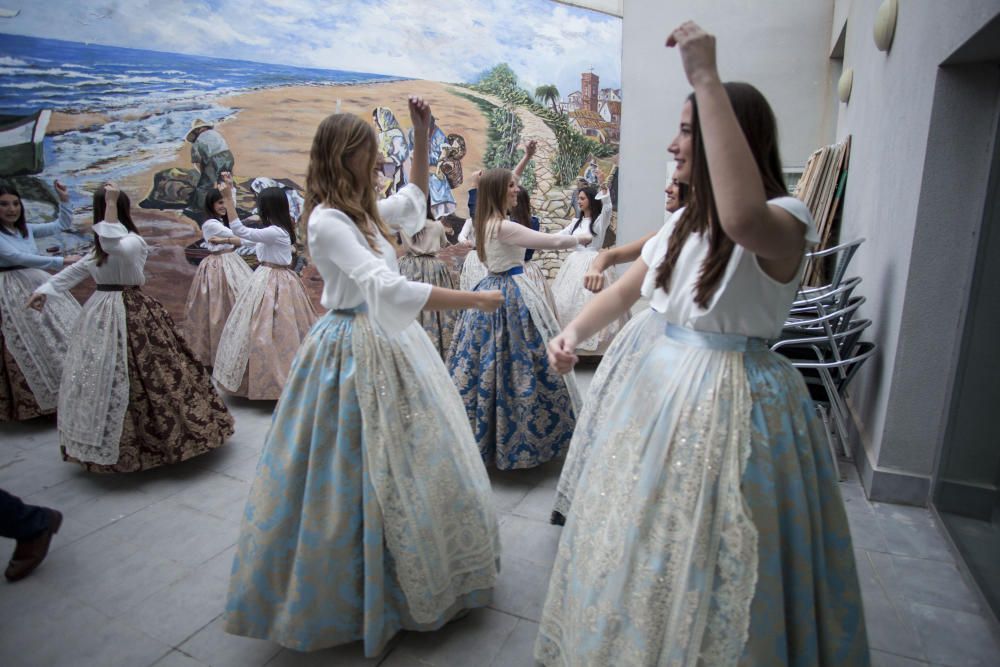 Ensayo de la Dansà con la fallera mayor y la corte