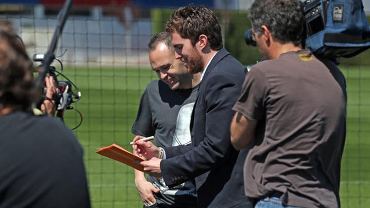 Andrés Iniesta durante la grabación de un programa para 'Barça TV'