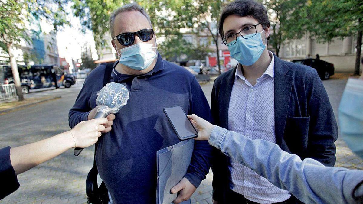 Carlos Babío y Manuel Pérez Lorenzo, ayer, a la entrada de los juzgados.