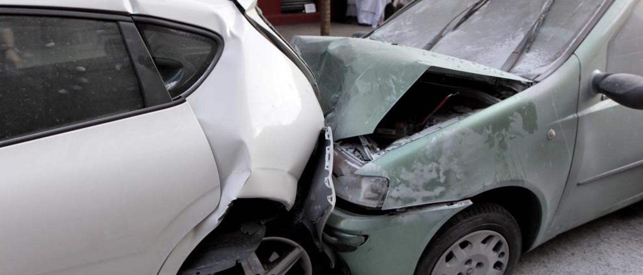 Accidente entre dos vehículos en la calle Cuenca de Valencia.