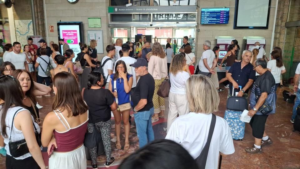 Afectados en la estación de trenes ourensana por el corte ferroviario entre Ourense y Santiago y Galicia y Madrid