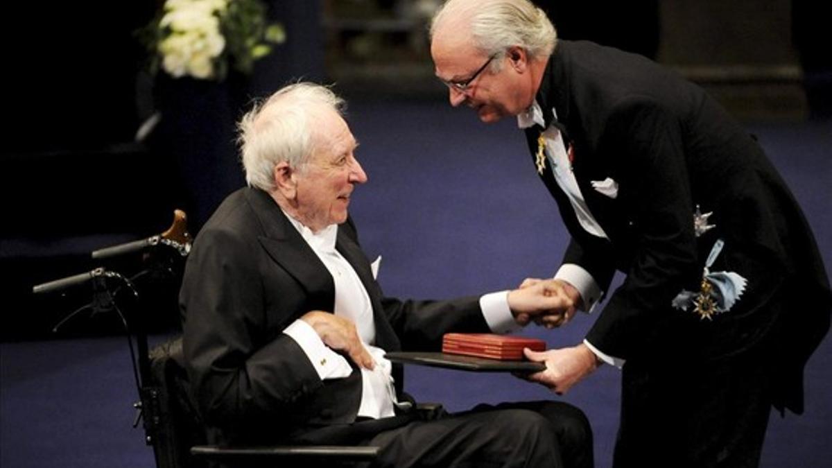 Tomas Tranströmer, recibiendo en Nobel de Literatura de manos del rey Carlos Gustavo de Suecia.