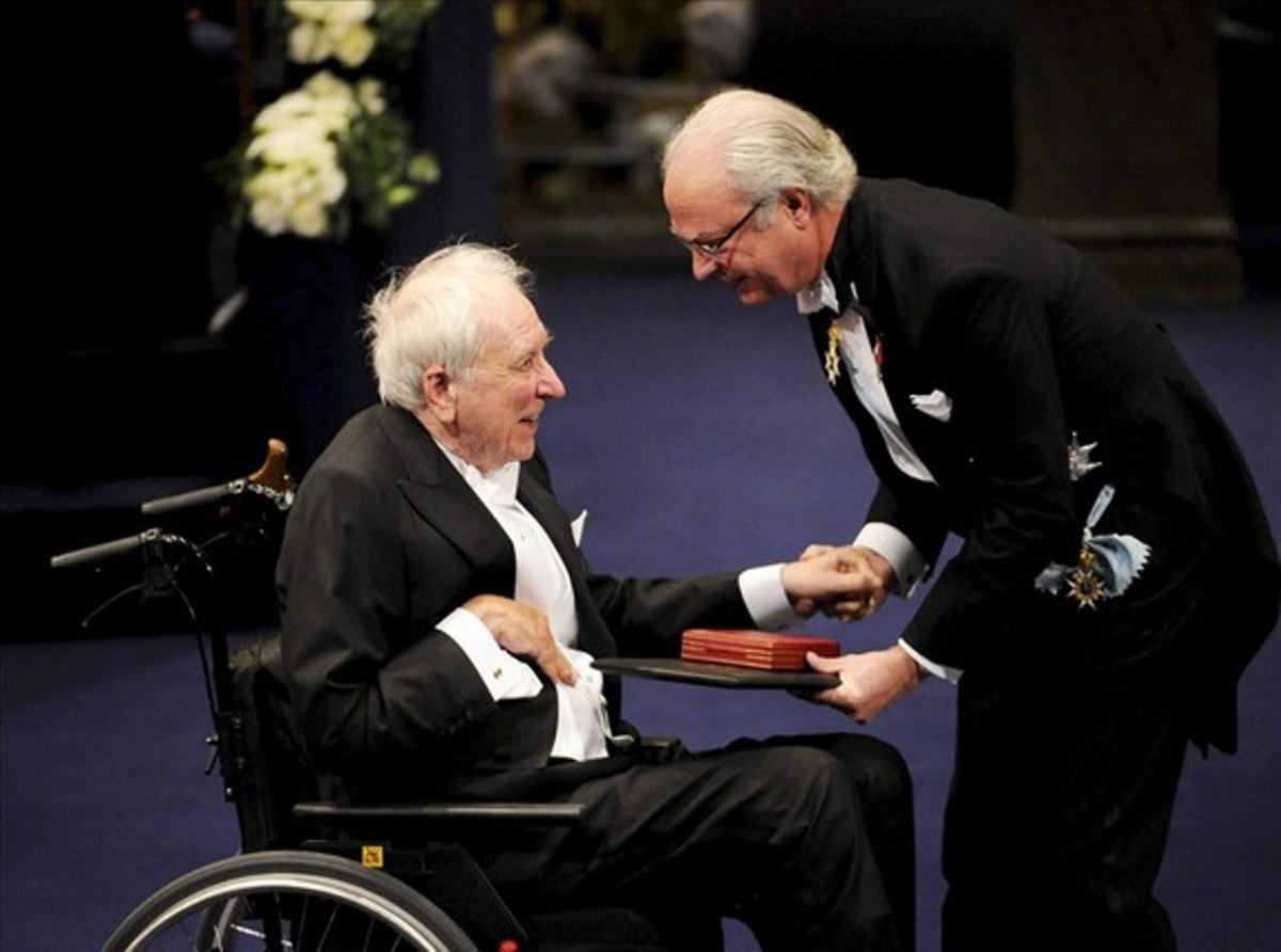 Tomas Tranströmer rep el Nobel de literatura de mans del rei Carles Gustau de Suècia.