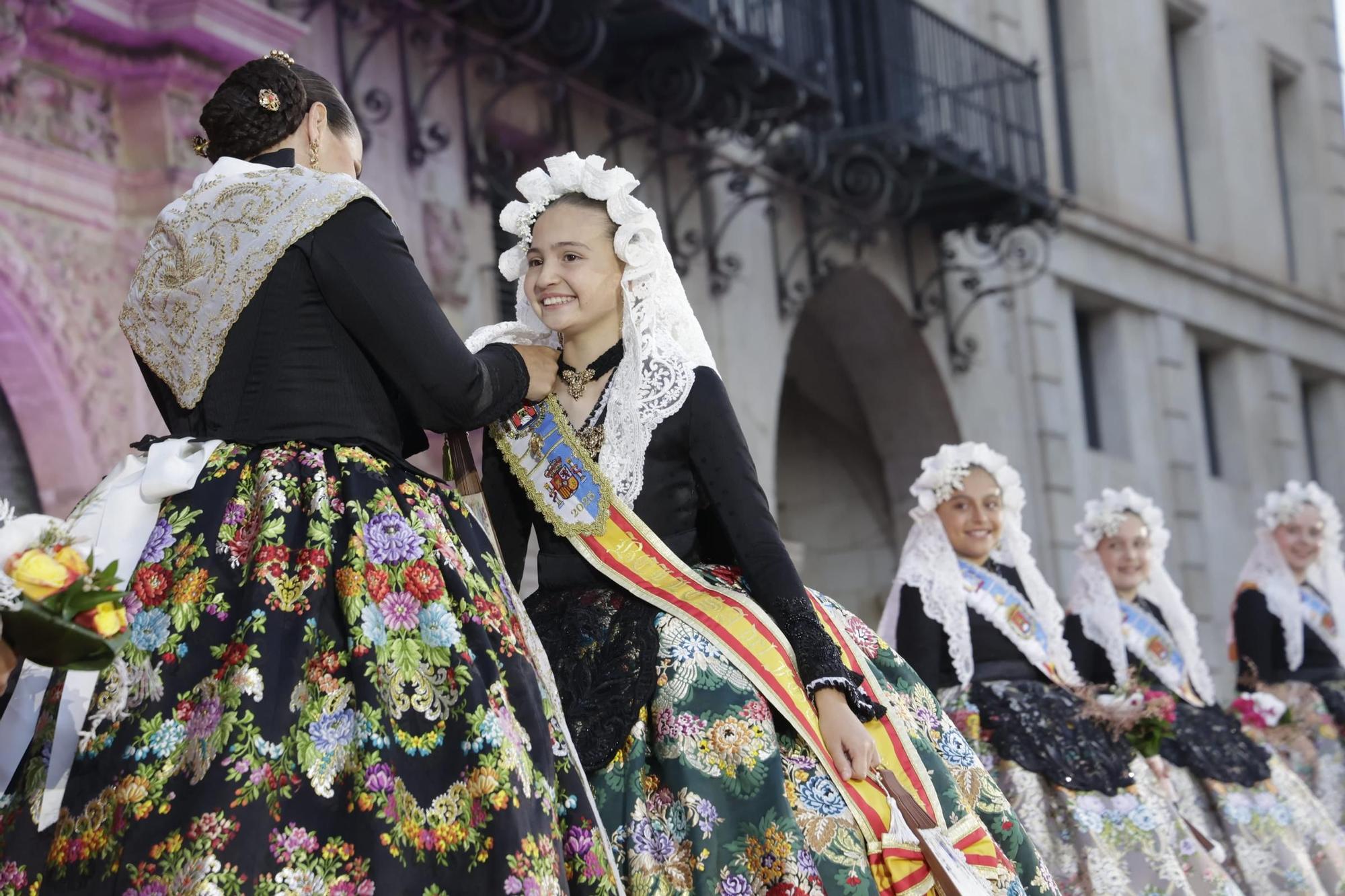 Las Hogueras de Alicante proclaman a su Bellea del Foc infantil 2025 y a sus damas