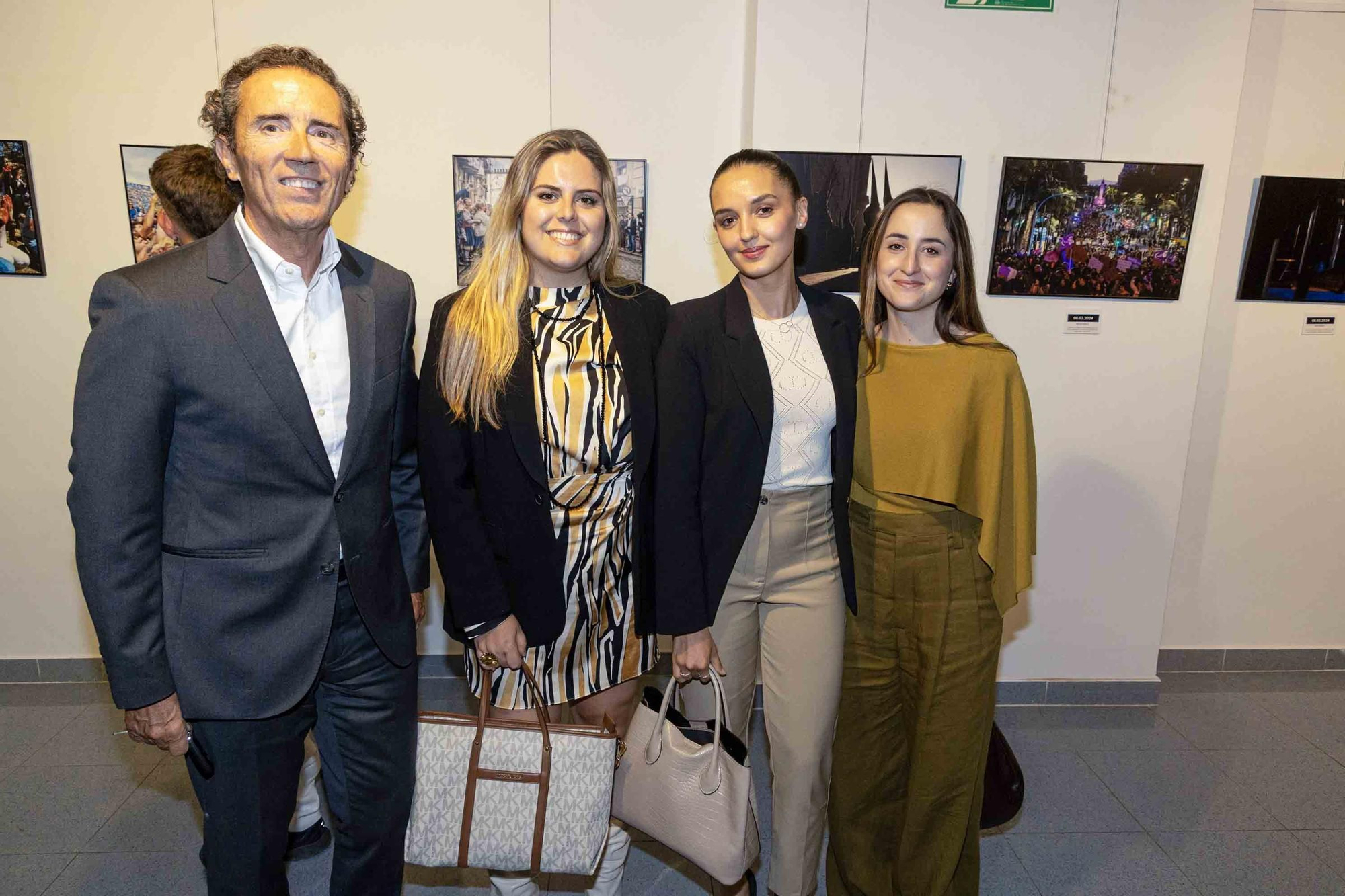 lleno total en la inauguración de INFotoperiodistas 2024,. un año de fotografía de prensa en Alicante