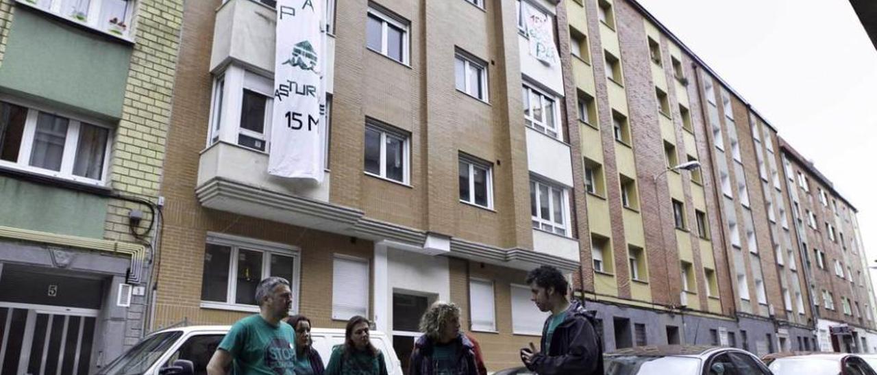 Miembros de la PAH, ante el edificio ocupado en El Llano.