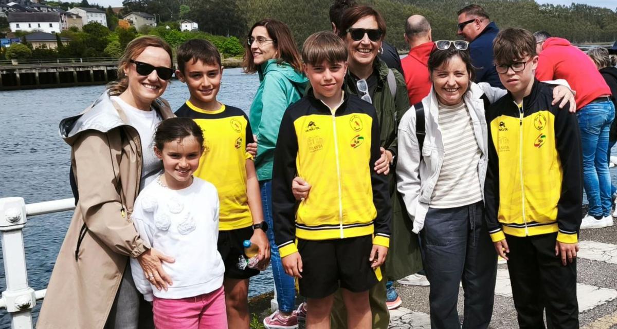 Yolanda Giraldo, en el centro, con sus hijos, Gabriela y Carlos, y su suegra, Carmen García de la Mata, en Oviedo.