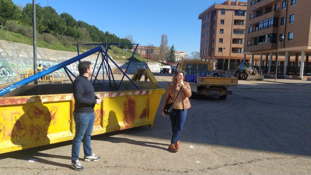 Los concejales populares Víctor López de la Parte y Esperanza Saavedra, en La Vaguada