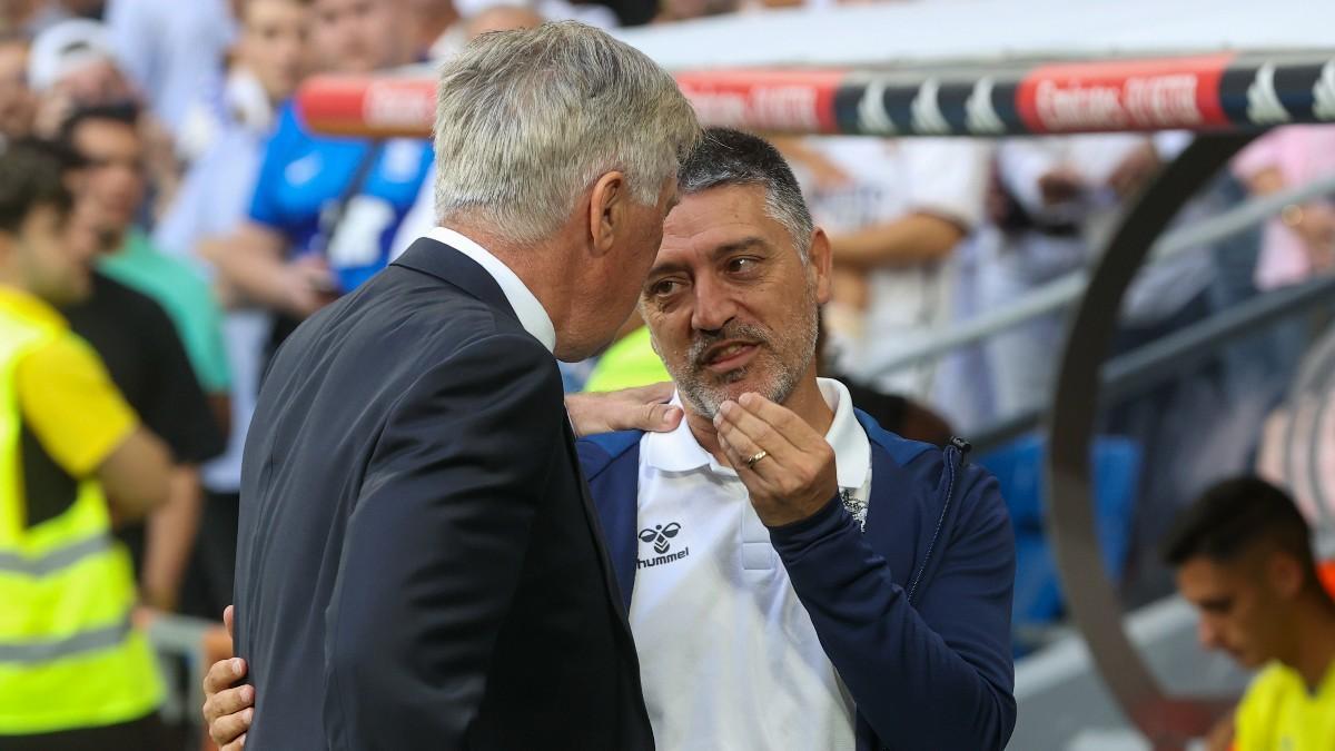 García Pimienta hablando con Ancelotti