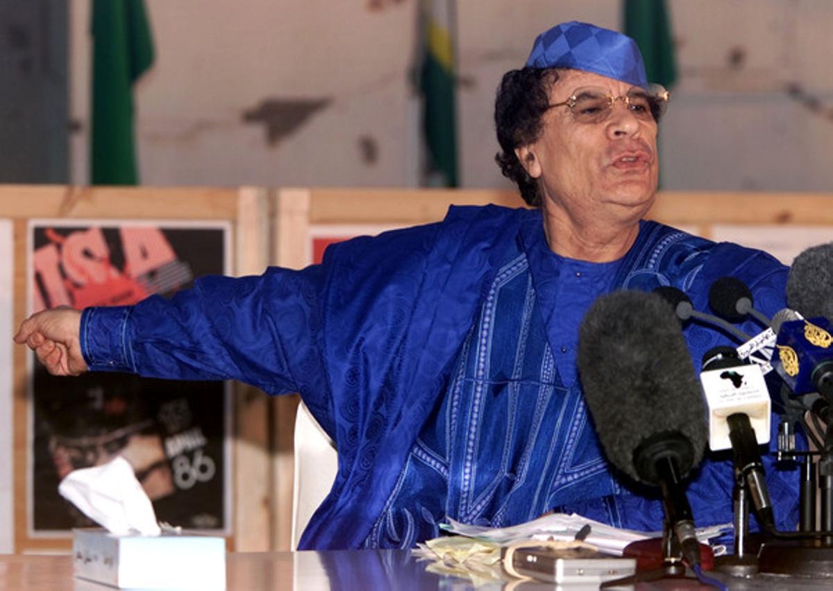 (5/2/2001) El dirigente libio se dirige a la prensa en su residencia de Trípoli.