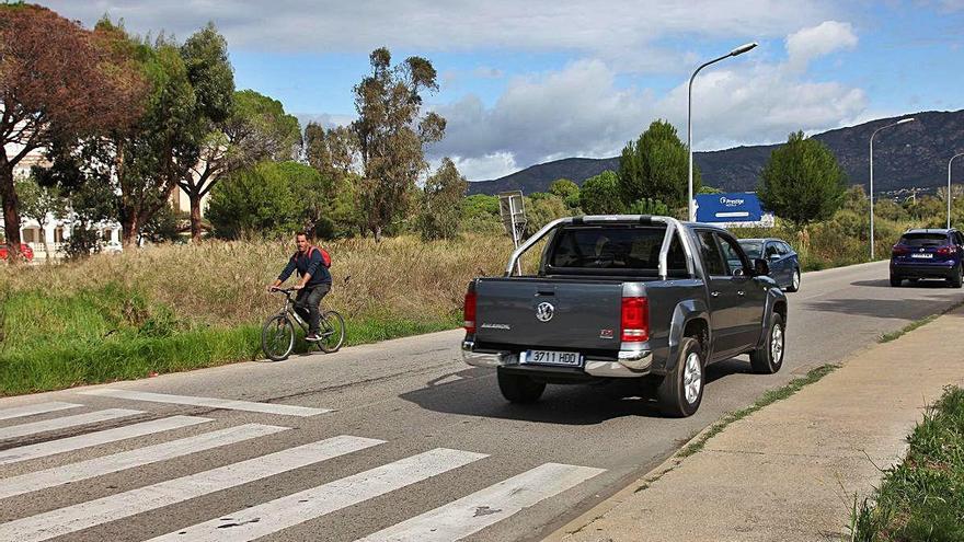 El carril bici ha sigut una llarga demanda de veïns i comerciants de la població. El pla també actualitzarà la senyalització amb noves indicacions de mobilitat.