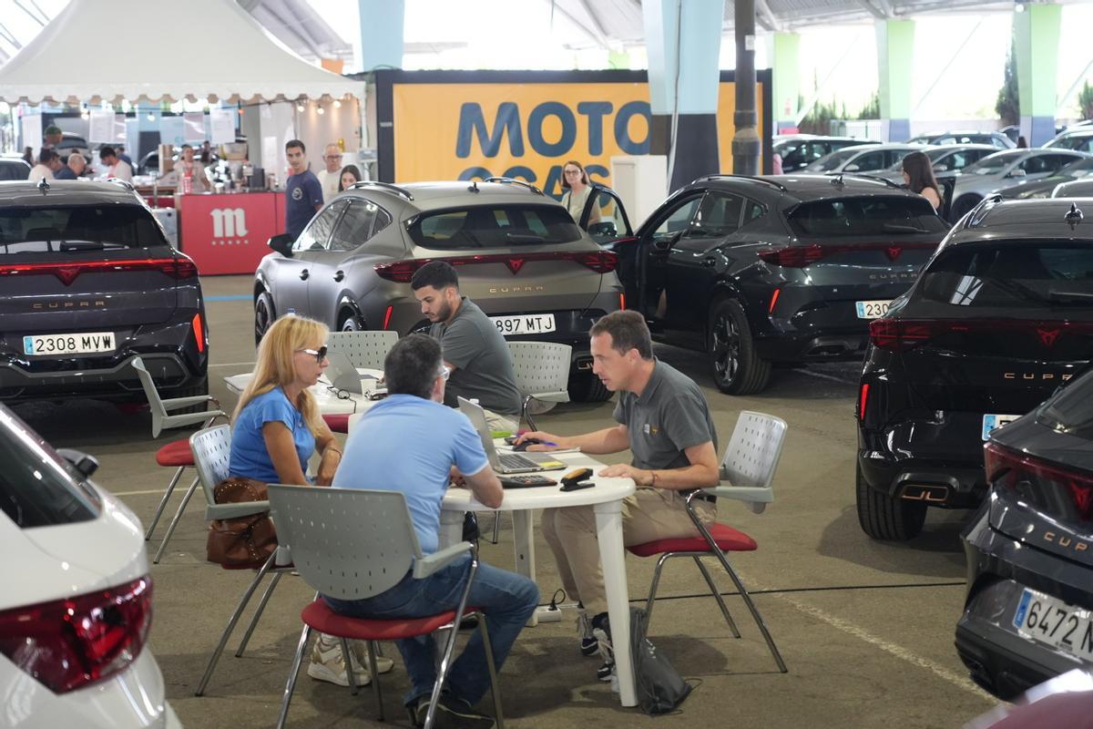 Galería: Los clientes observan los coches de Motorocasión.