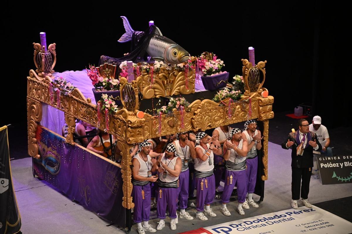El paso de la Patrona de los Water Closet en el escenario del López de Ayala de Badajoz.