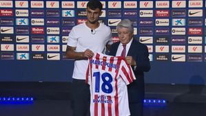Marc Pubil y Enrique Cerezo posan con la camiseta del Atlético de Madrid.
