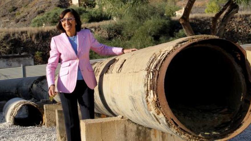 La ministra de Medio Ambiente, Rosa Aguilar, junto a una de las tuberías que echaba los estériles a Portmán.