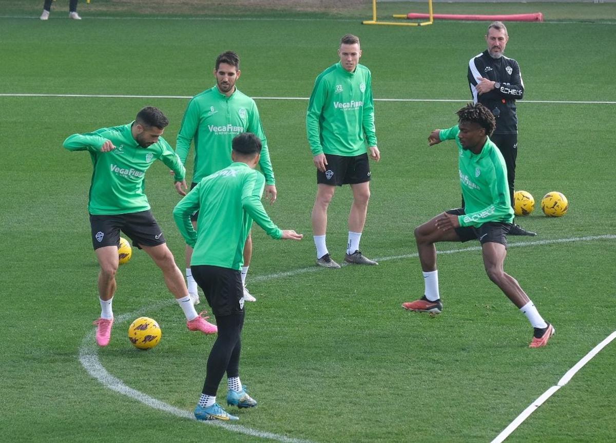 Los jugadores del Elche haciendo un rondo, durante el entrenamiento de este miércoles