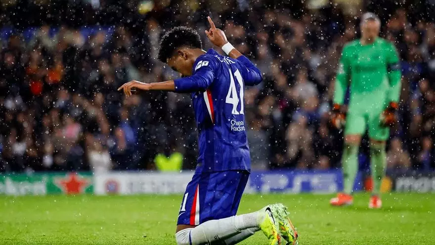 El gol de Estevao ante el Ajax desde el punto de penalti
