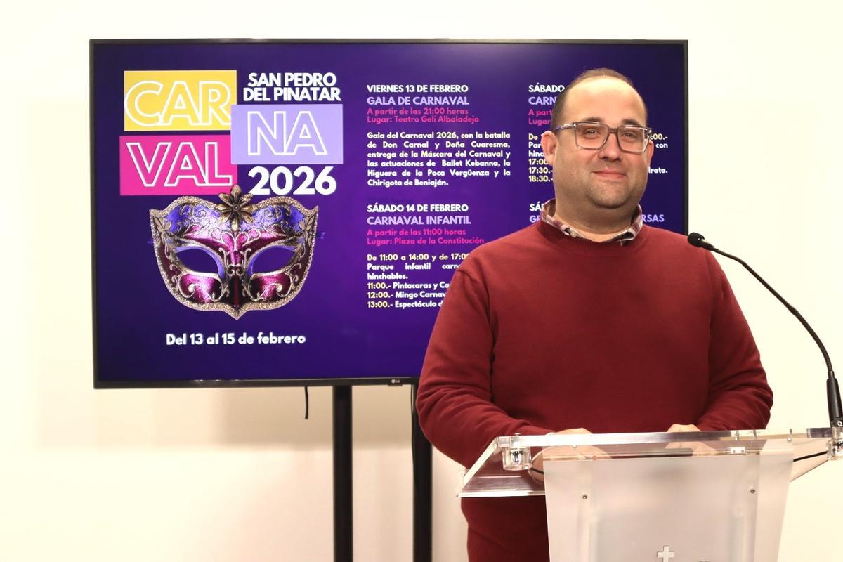 El concejal de Festejos de San Pedro del Pinatar, Javier Castejón, durante la presentación del Caranaval.