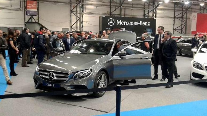 El nuevo Mercedes Clase E, en el salón del automóvil de Vigo. // R.R.