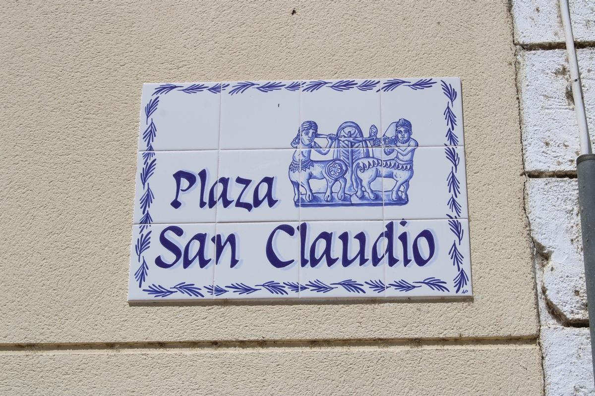Calle de Olivares con las nuevas placas cerámicas.