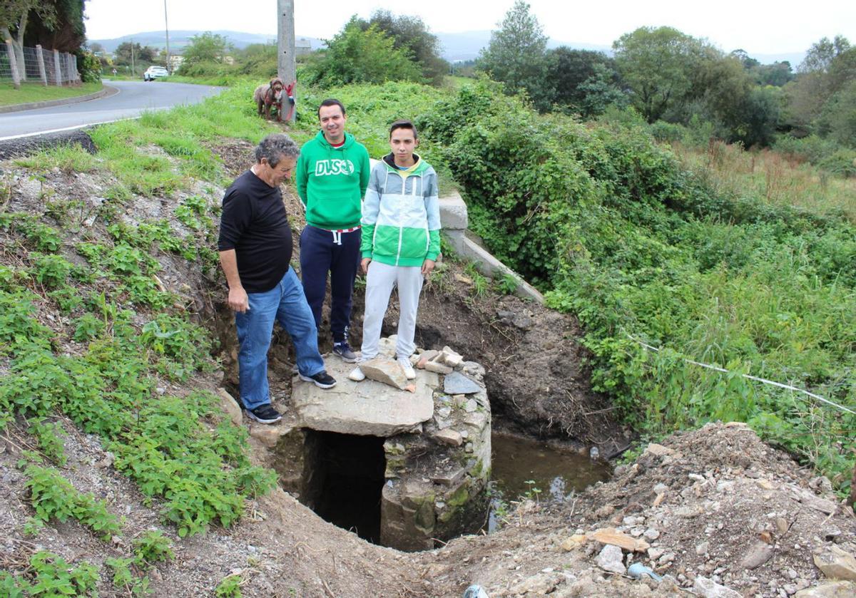 Pedro González, con los hermanos Bruno y David González, en la fuente de San Andrés. | T. Cascudo