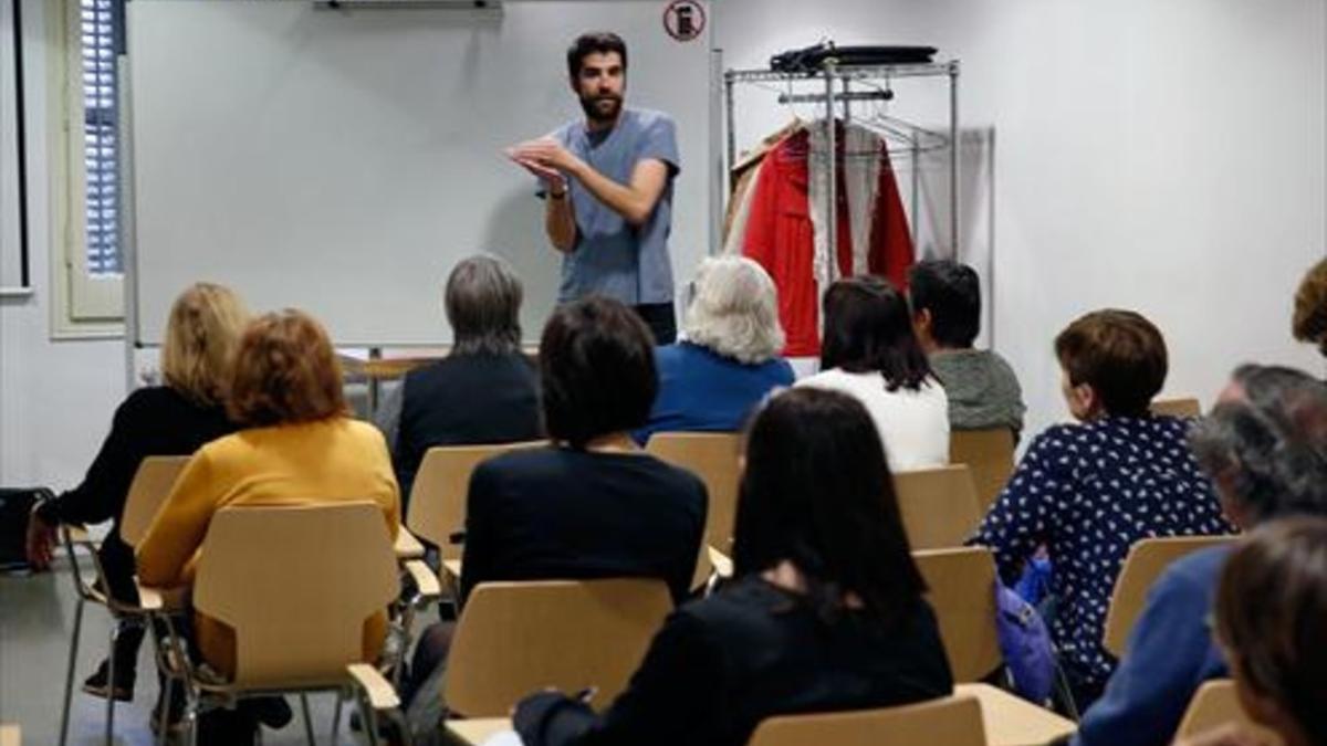 Sesión del taller 'Les tendències de l'art actual', en La Casa Elizalde.