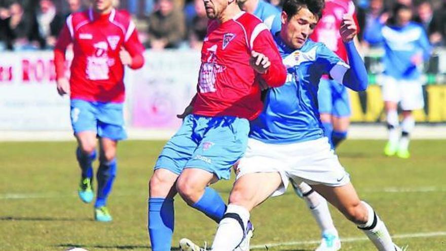 Arriba, Abasolo intenta controlar un balón; abajo, Aitor Sanz pugna con un contrario. | lof