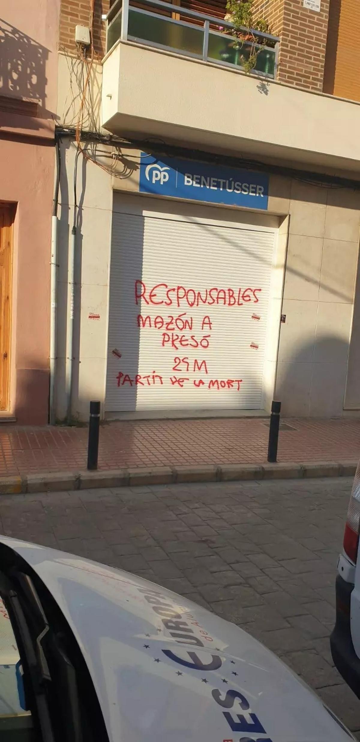 La pintada con la que esta mañana ha amanecido la sede local del PP de Benetússer.