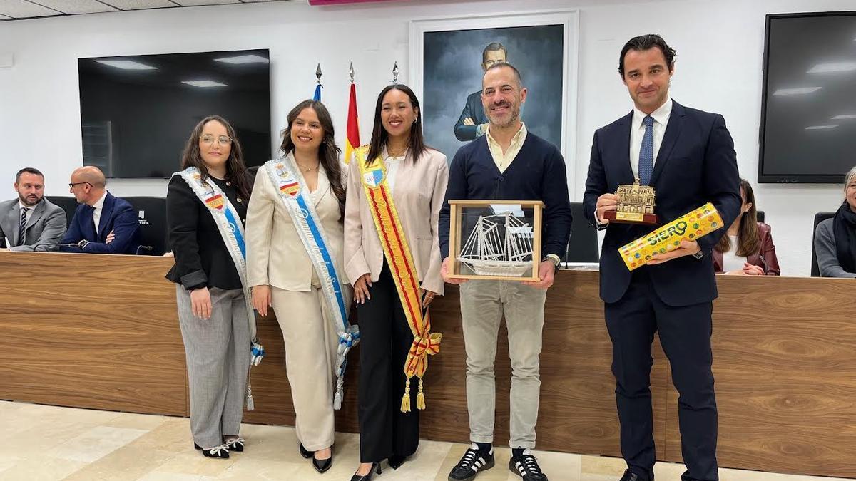 Por la izquierda, Sara Toril, Miriam Córdoba y Daniela Gómez, de la Corte Salinera de las fiestas, con Ángel García y Eduardo Dolón.