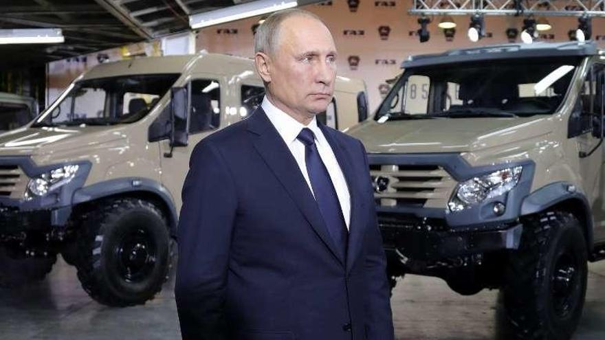 Putin, ayer, en una fábrica de automóviles de Nizhni Novgorod. // Efe