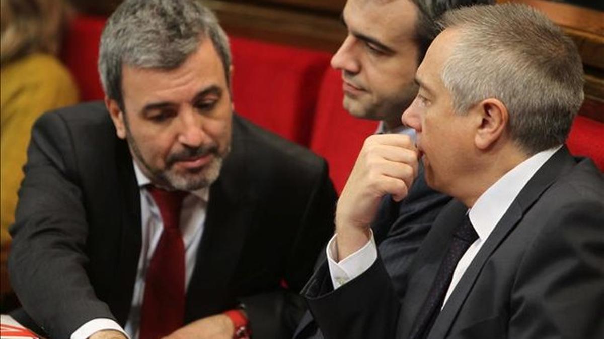 De izquierda a derecha, los diputados del PSC Jaume Collboni y Maurici Lucena y el primer secretario, Pere Navarro. EFE / TONI ALBIR