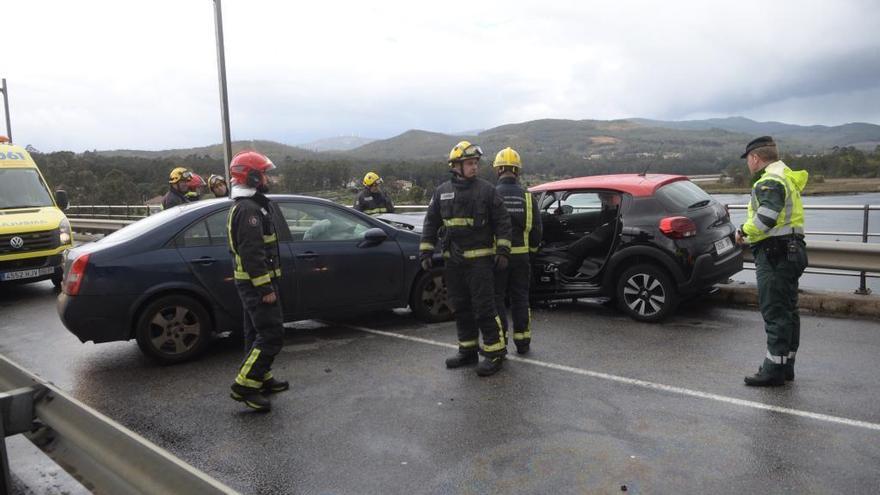 Efectivos del GES de Valga durante su intervención en un accidente ocurrido el año pasado en Catoira.