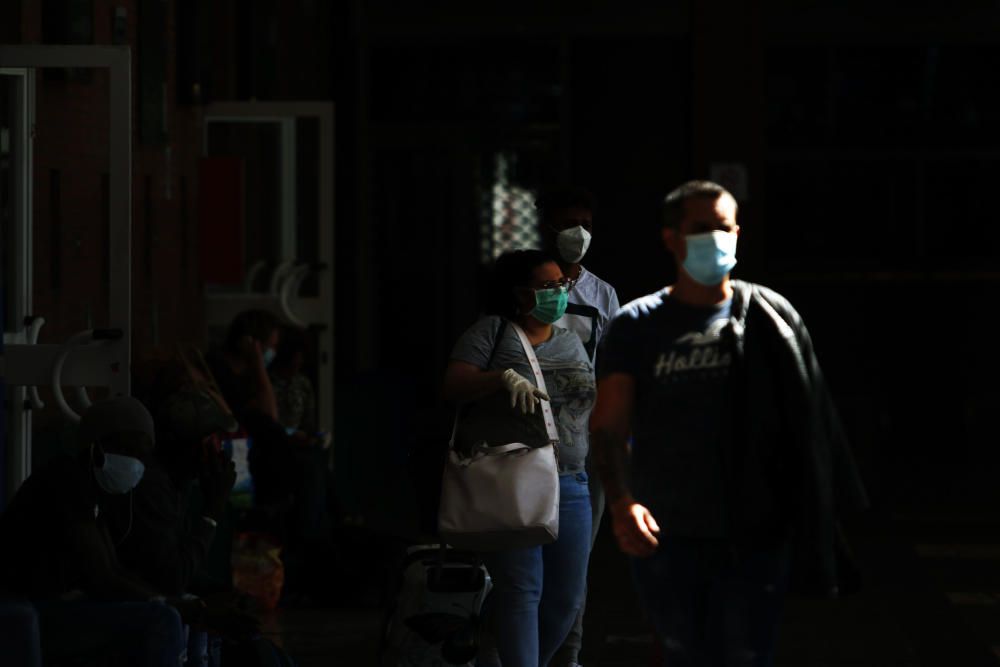 Mascarillas y guantes ya se han convertido en un complemento más de los malagueños, que siguen aprovechando las franjas horarias permitidas para dar sus paseos mientras los pequeños establecimientos se preparan para una reapertura cuando el progreso en la desescalada lo permita