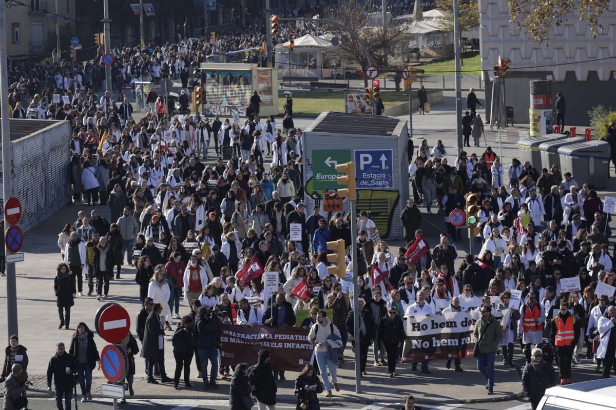 Los sanitarios se han manifestado desde el Departament de Salut hasta la estación de Sants en defensa de la sanidad pública durante el primer día de la huelga de médicos.