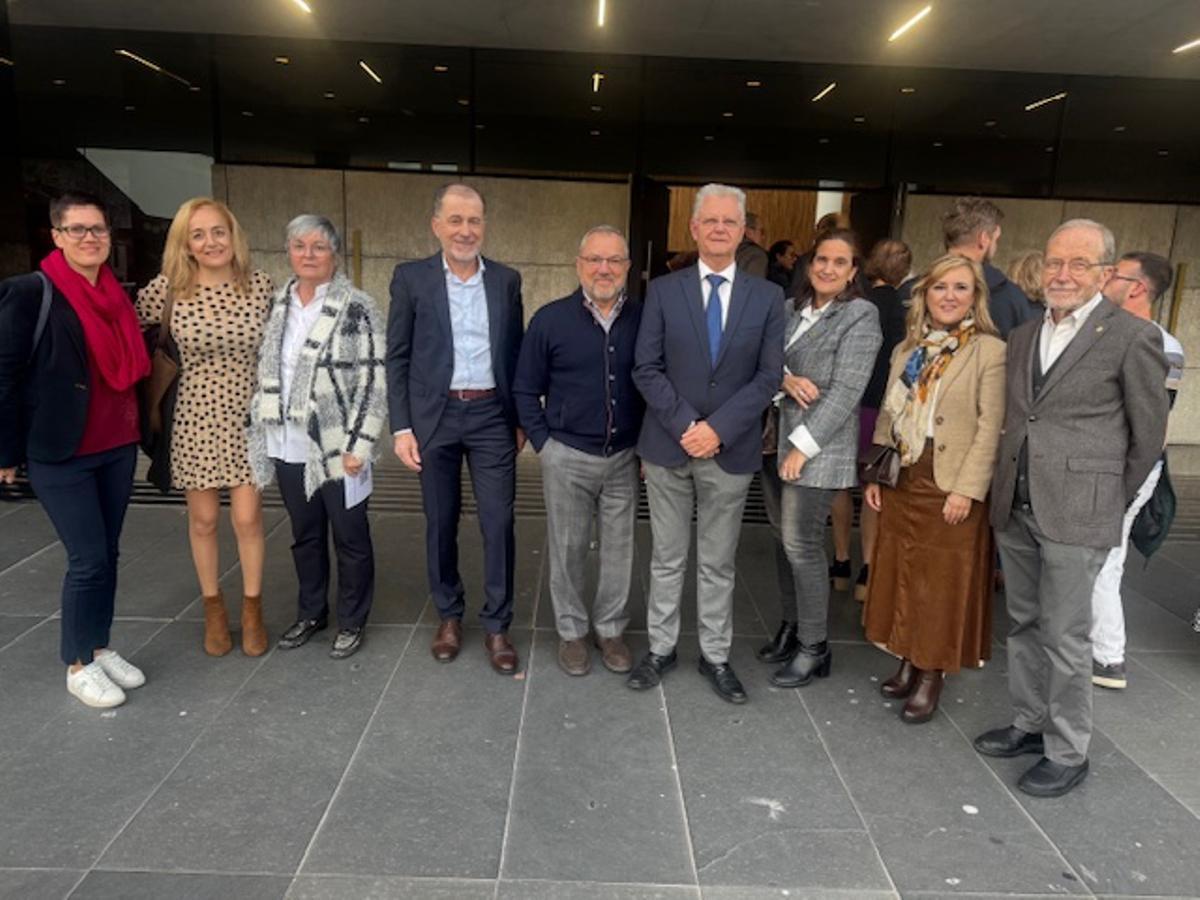 Ana Carrero, Noelia Burcio, Mari Luz Blanco, Alfonso Blas, Demetrio Muñoz, Julio Calero, Marisa Ayesta, Belén Carretero y Mariano Soriano a las puertas del ADDA.