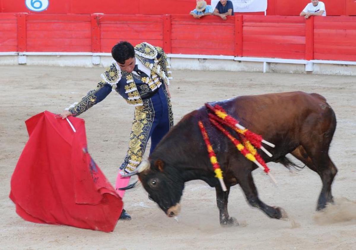 Juan Manuel Munera ante el que abría plaza. | MIGUEL ÁNGEL PUERTAS