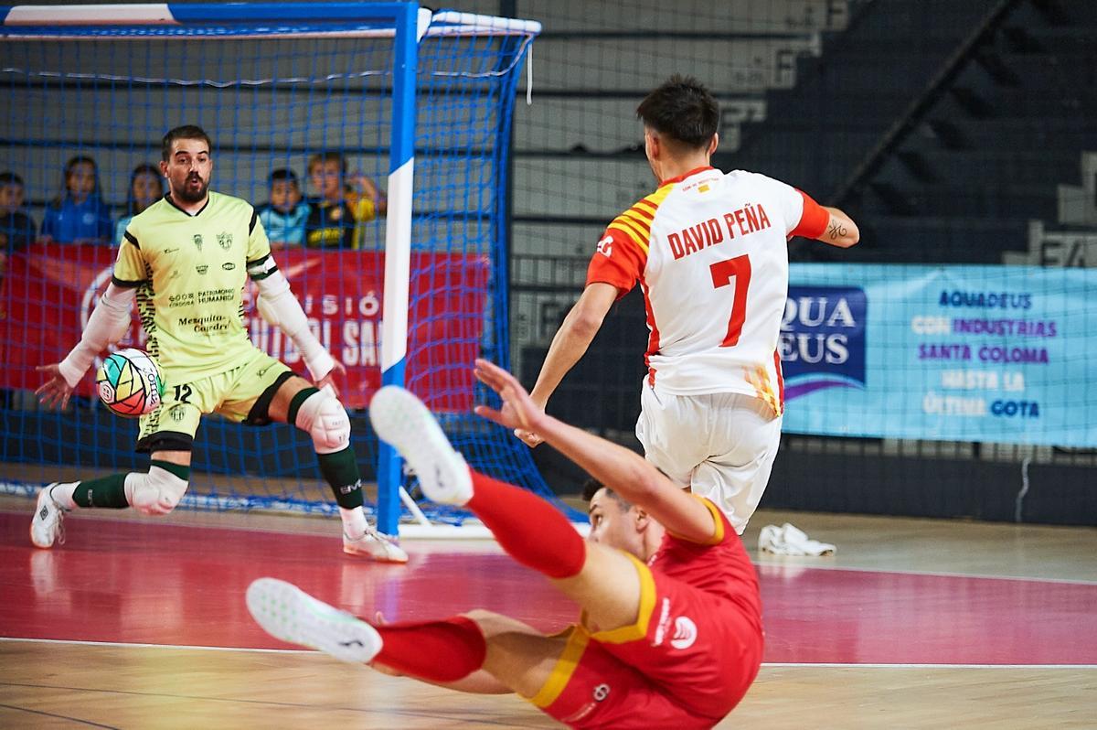 Peña marca el primer gol del Industrias al Córdoba Futsal.