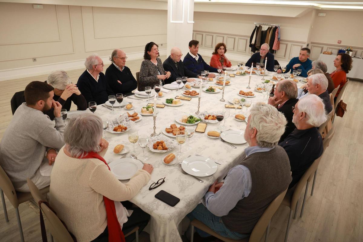 Los integrantes del grupo de lectura Café Voltaire, con el académico Darío Villanueva