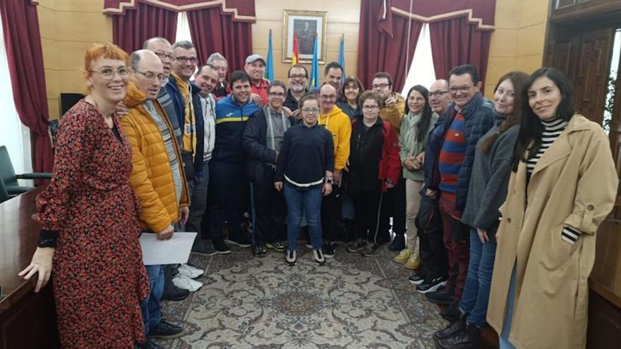 Los periodistes, na so visita al Ayuntamientu de Llangréu, col Alcade nel centru.