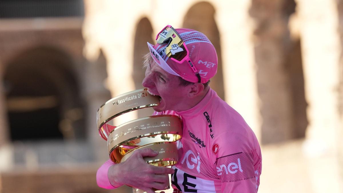 Tadej Pogacar, con el trofeo como vencedor del Giro.