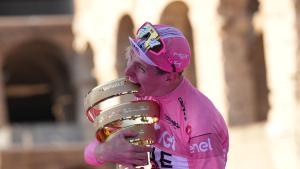 Tadej Pogacar, con el trofeo como vencedor del Giro.