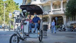 Turistas franceses ante La Pedrera, en Barcelona, este mes de agosto.