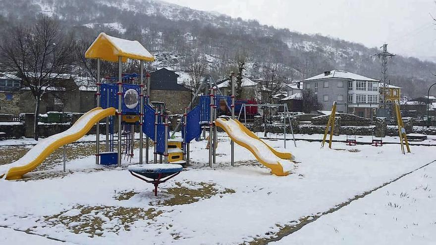 Parque nevado y vacío en Porto de Sanabria, una de las localidades sin niños.