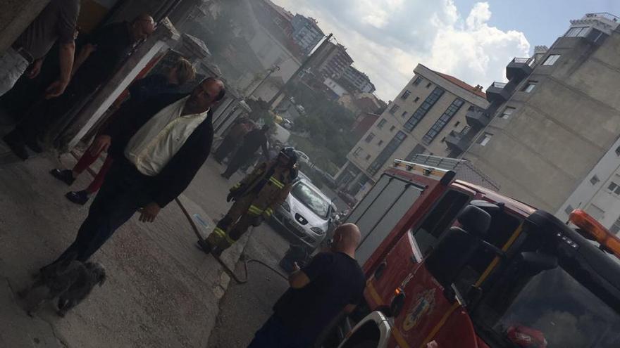 Bomberos y Policía, en Bouzas. // E. O.