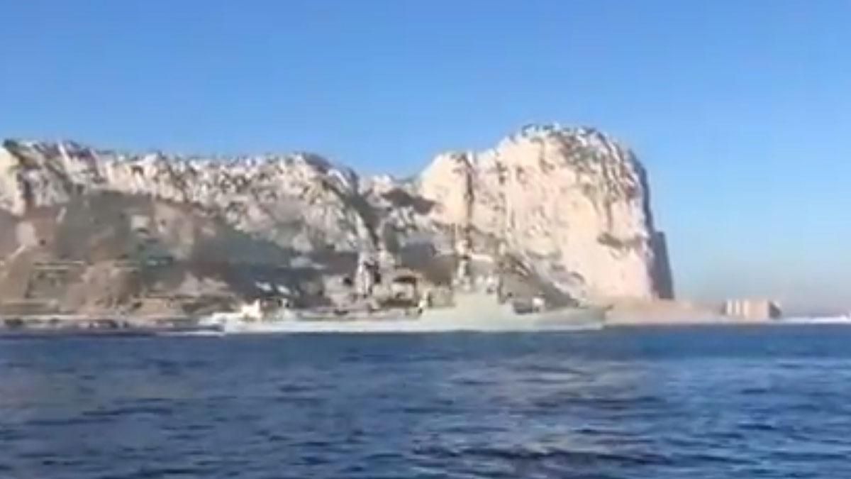 Una fragata española hace sonar el himno de España a todo volumen frente a las costas de Gibraltar.