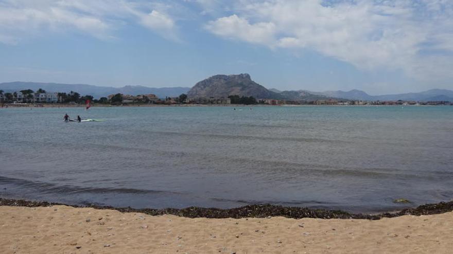 La playa de Els Molins en Dénia, donde desapareció el bañista.