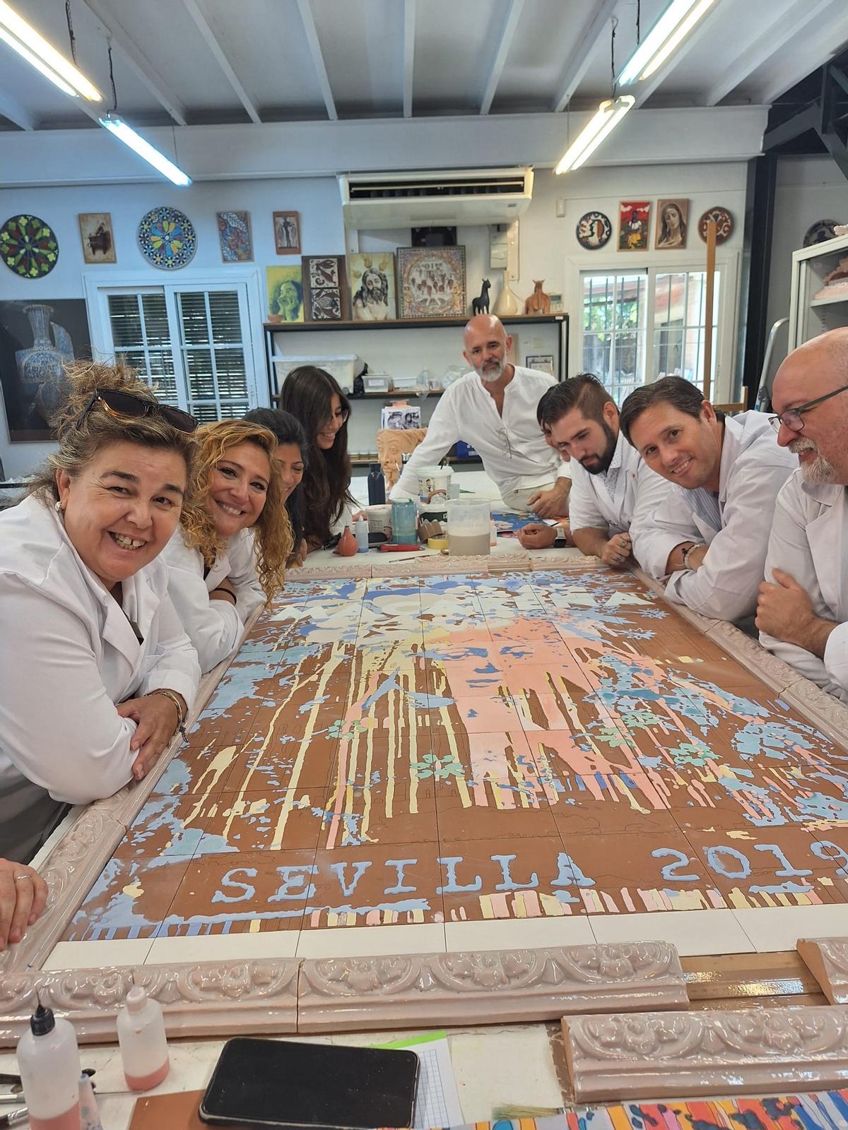 Las imágenes del nuevo retablo cerámico de la Macarena basado en la obra de Manolo Cuervo Las imágenes del nuevo retablo cerámico de la Macarena basado en la obra de Manolo Cuervo