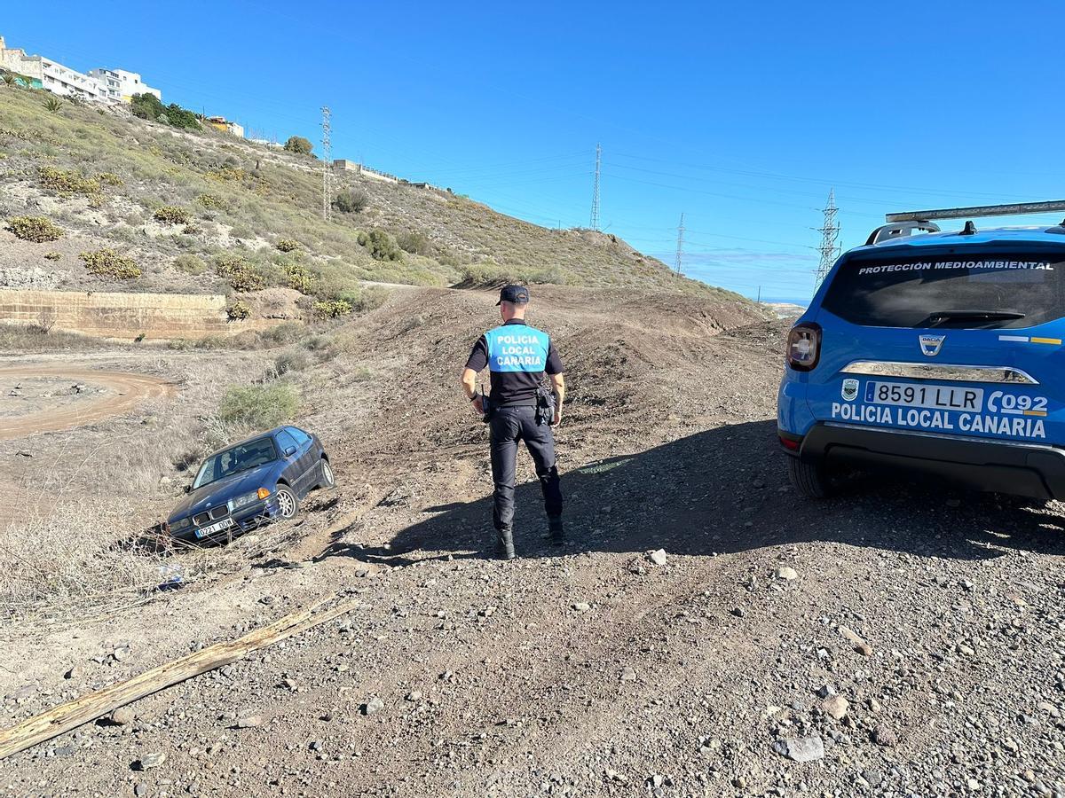 La Policía Local retira vehículos abandonados en la vía pública.