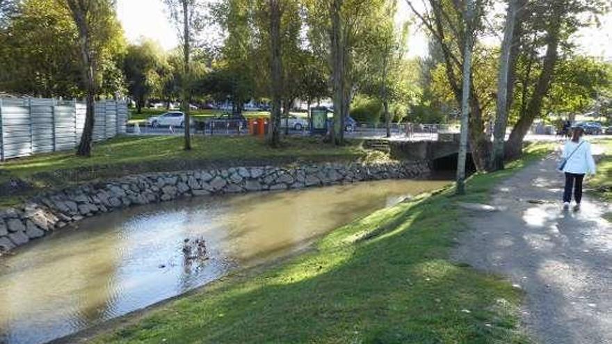 El río que desemboca en Santa Cruz, ayer aún de color marrón.